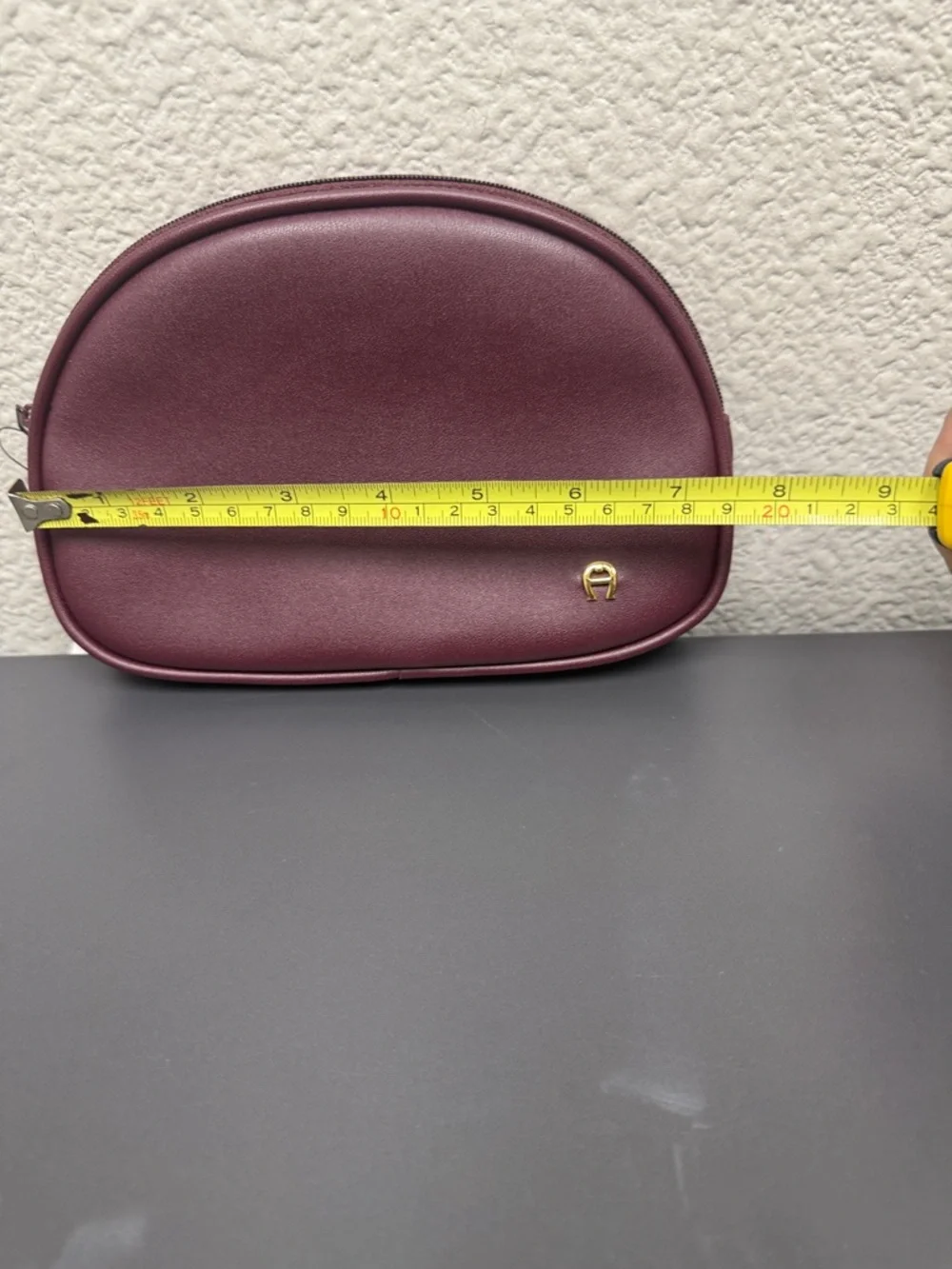 Etienne Aigner smooth closure